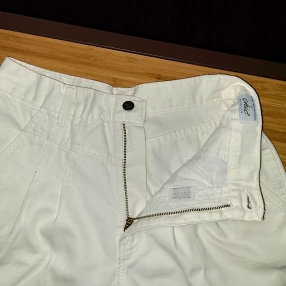 Vintage Size 10 Chic White Denim Shorts. Front Yoke and Pleats! - Picture 9 of 15